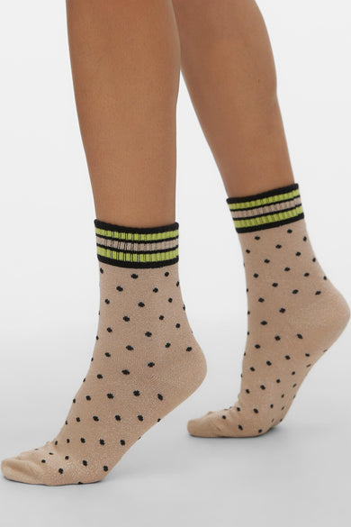 Chaussettes beige brillantes de VERO MODA® avec des pois noirs et un bord à rayures noires et vert néon.