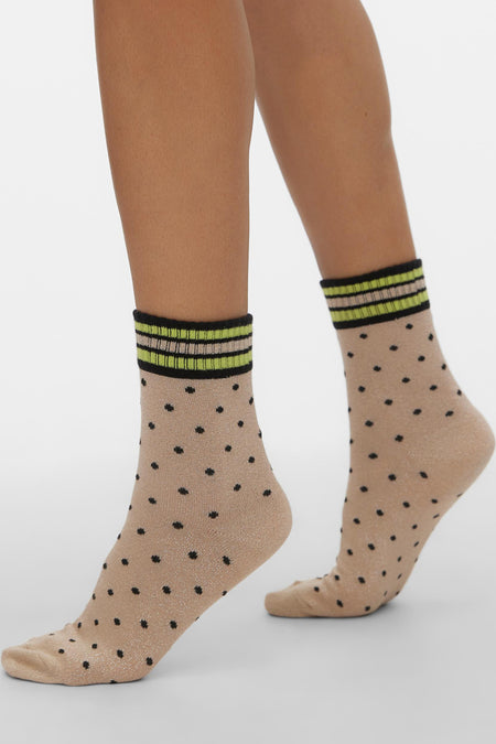 Chaussettes beige brillantes de VERO MODA® avec des pois noirs et un bord à rayures noires et vert néon.
