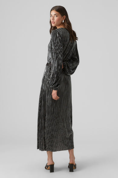 Longue robe noire de VERO MODA, avec des plis, des manches longues et une ceinture.