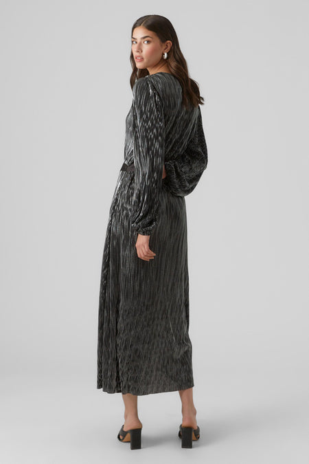 Longue robe noire de VERO MODA, avec des plis, des manches longues et une ceinture.