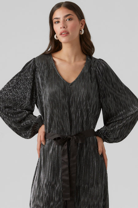 Long manteau noir de VERO MODA, avec plis, longues manches et une ceinture noire.