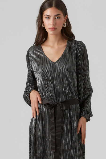 Robe longue noire de VERO MODA, avec des rayures verticales brillantes et une ceinture en satin noir.