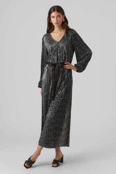 Robe longue noire de VERO MODA, avec une texture brillante et un cordon satiné noir.