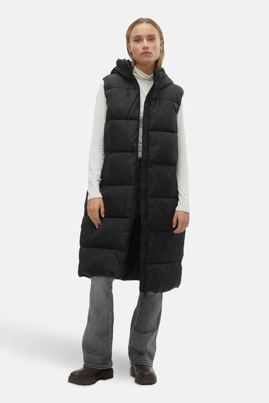 Manteau sans manches noir de VERO MODA, avec capuchon et fermeture éclair.