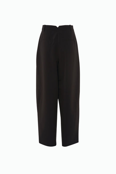 Pantalon noir de VERO MODA, avec des jambes larges et une ceinture haute sur un fond blanc.