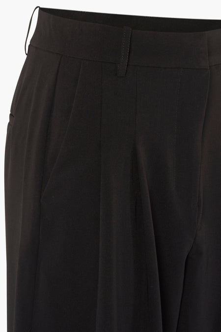 Pantalon noir de VERO MODA avec plis et un nœud à la ceinture.