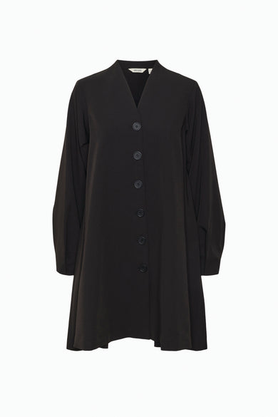 Robe courte noire de VERO MODA, avec des manches longues et une fermeture à boutons.
