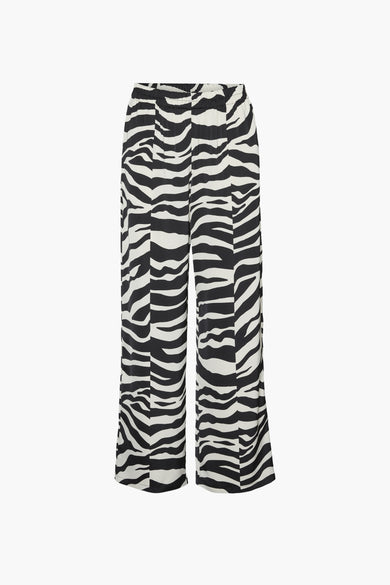 Pantalon noir de VERO MODA® avec imprimé zèbre et large ceinture, associé à des escarpins noirs.