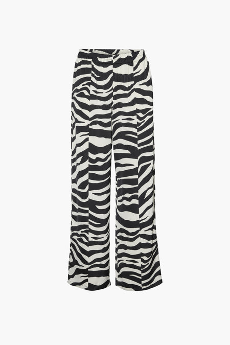 Pantalon noir de VERO MODA® avec imprimé zèbre et large ceinture, associé à des escarpins noirs.