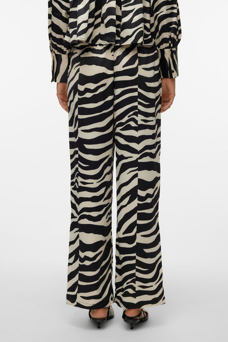 Jean noir et blanc de VERO MODA®, avec imprimé zébré et larges jambes, vu de derrière.
