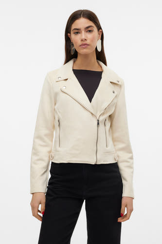 Manteau de cuir beige de Vero Moda, porté avec un haut noir et un pantalon noir, avec des fermetures éclair argentées.