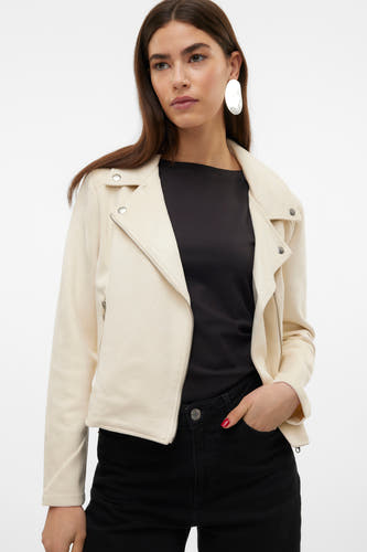 Manteau de cuir beige de Vero Moda, avec des fermetures éclair argentées et un pantalon noir.