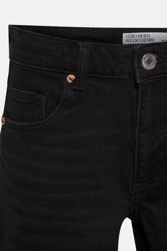 Short noir de VERO MODA, gros plan sur l'avant avec poche et bouton.