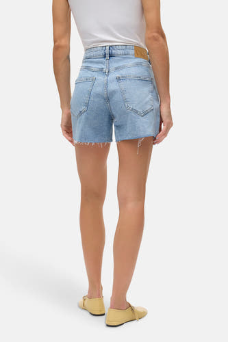 Short en denim bleu clair de Vero Moda, avec un col montant, vu de derrière.