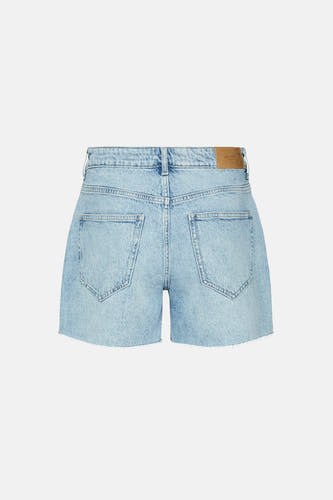 Short en denim bleu clair de Vero Moda, avec des poches et des poche arrière.