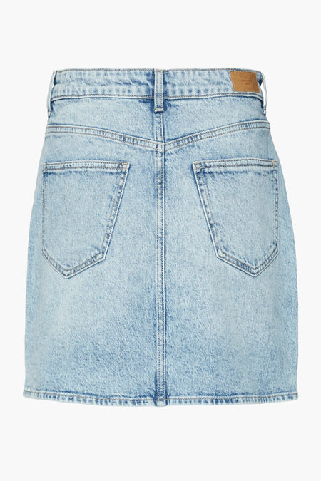 Jupe courte en denim bleu clair de VERO MODA avec deux poches arrière et un badge de marque sur la ceinture, vue arrière.