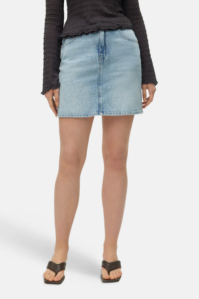 Jupe en jean bleu clair de VERO MODA®, dos avec poches et étiquette.