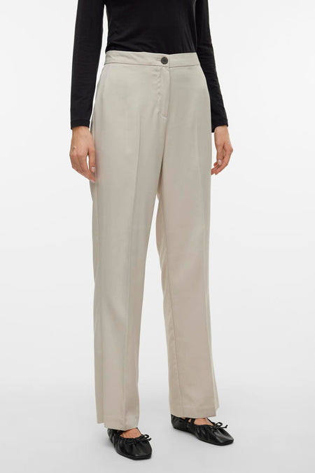 Jean beige de VERO MODA, vu de de l'arrière, combiné avec une chemise noire et des chaussures plates noires.