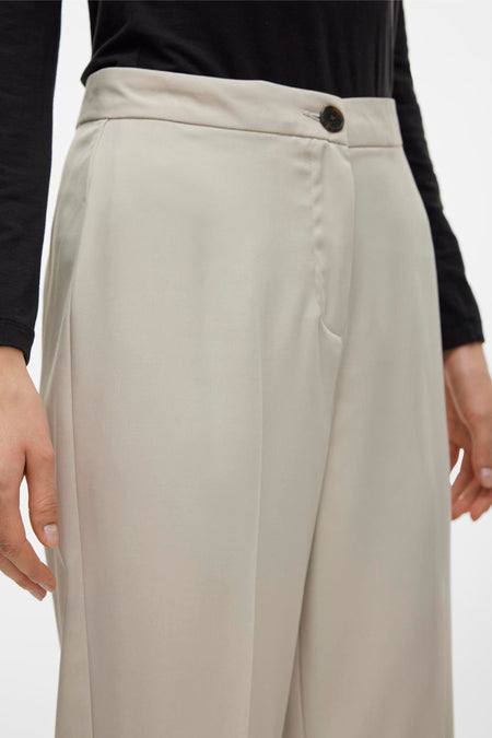 Pantalon beige de VERO MODA, avec fermeture à boutons et détail de poche.