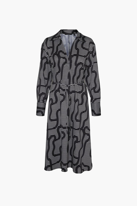 Robe noire à longues manches de Vero Moda, dotée d'un motif rayé horizontal et ondulé noir.