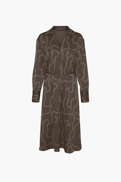 Robe brune à longues manches de VERO MODA, avec un motif abstrait et une ceinture élastique.