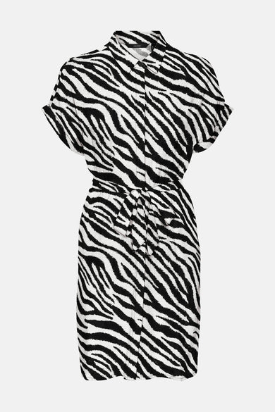 Zebraprint jurk met korte mouwen en knoopceintuur.
