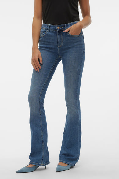 Jean délavé de denim mid blue de VERO MODA, avec des poches et des escarpins bleus.