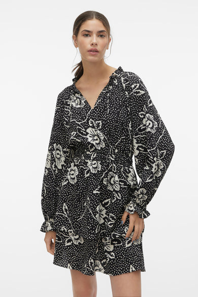 Jupe courte noire avec manches longues de VERO MODA, imprimée de fleurs et de points.