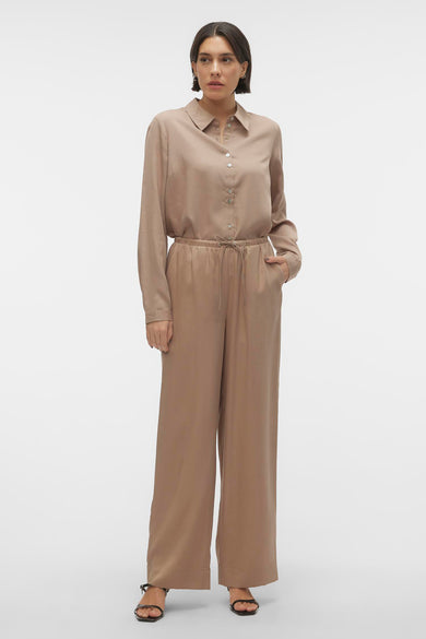 Zilveren broek van VERO MODA, met wijde pijpen en een elastische tailleband, gedragen met sandalen.