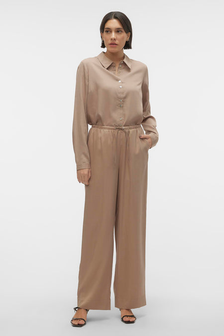Zilveren broek van VERO MODA, met wijde pijpen en een elastische tailleband, gedragen met sandalen.