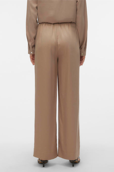 Jean en argent de VERO MODA, avec des jambes larges et une ceinture élastique, vu de derrière.