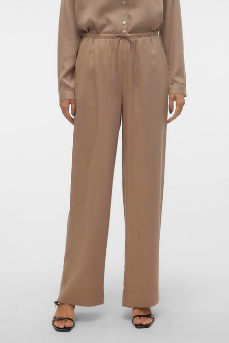 Jean argenté de VERO MODA, avec cordon de serrage à la taille et sandales noires.