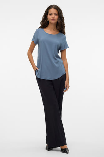 Blauwe blouse met korte mouwen van VERO MODA®, gecombineerd met een zwarte broek en zwarte schoenen.