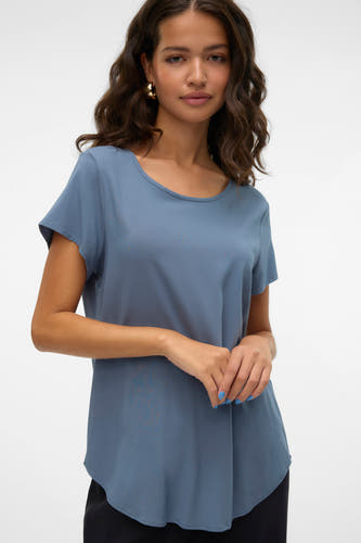 Blauwe blouse met korte mouwen van VERO MODA®, met afgeronde zoom en blauwe nagellak.
