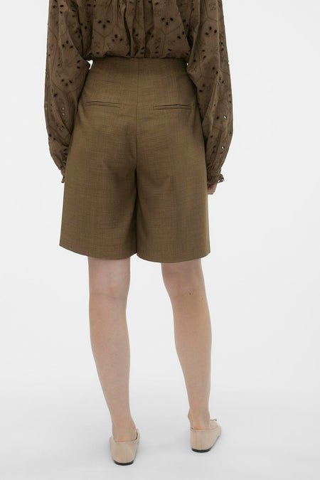 Bruine short van VERO MODA, met zakken aan de achterkant, gecombineerd met een bruine blouse met broderie.

