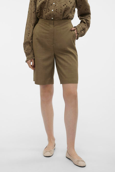 Short marron de VERO MODA, associé à une blouse marron et des ballerines beige.