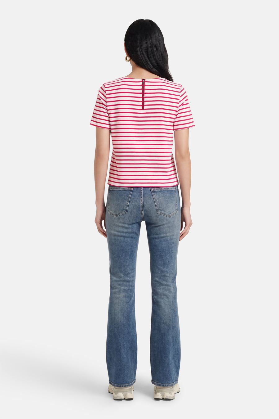 T-shirt à manches courtes rose de Vero Moda, avec des rayures rouges et une courte fermeture éclair au dos, combiné avec un jean bleu.