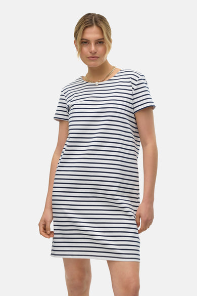 Tunique bleue à manches courtes de VERO MODA, avec un motif rayé et associée à des chaussures bleues.
