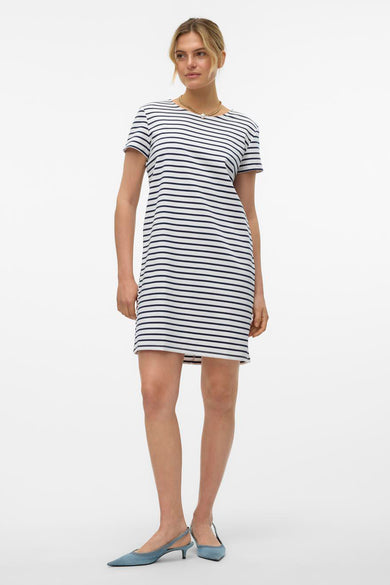 Blauw gestreept kleedje met korte mouwen van VERO MODA®, met gouden ketting en blauwe schoenen.
