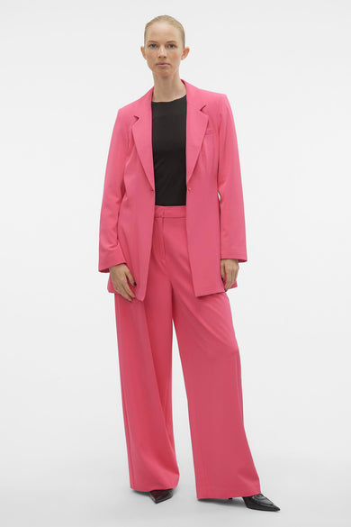 Roze blazer van VERO MODA®, gedragen met een zwarte top en roze, wijd uitlopende pantalon.
