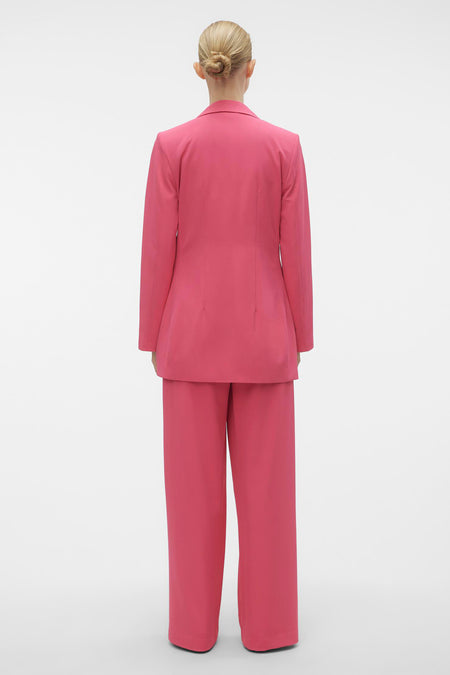 Roze blazer van VERO MODA, gezien vanaf de achterkant, gecombineerd met een bijpassende broek.