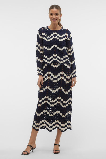T-shirt bleu avec col rond de Vero Moda, avec un motif tricoté et des manches longues, associé à une jupe coordonnée.