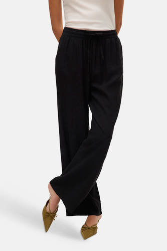 Pantalon noir VERO MODA®, avec cordon de serrage et assorti à des mules vert olive.