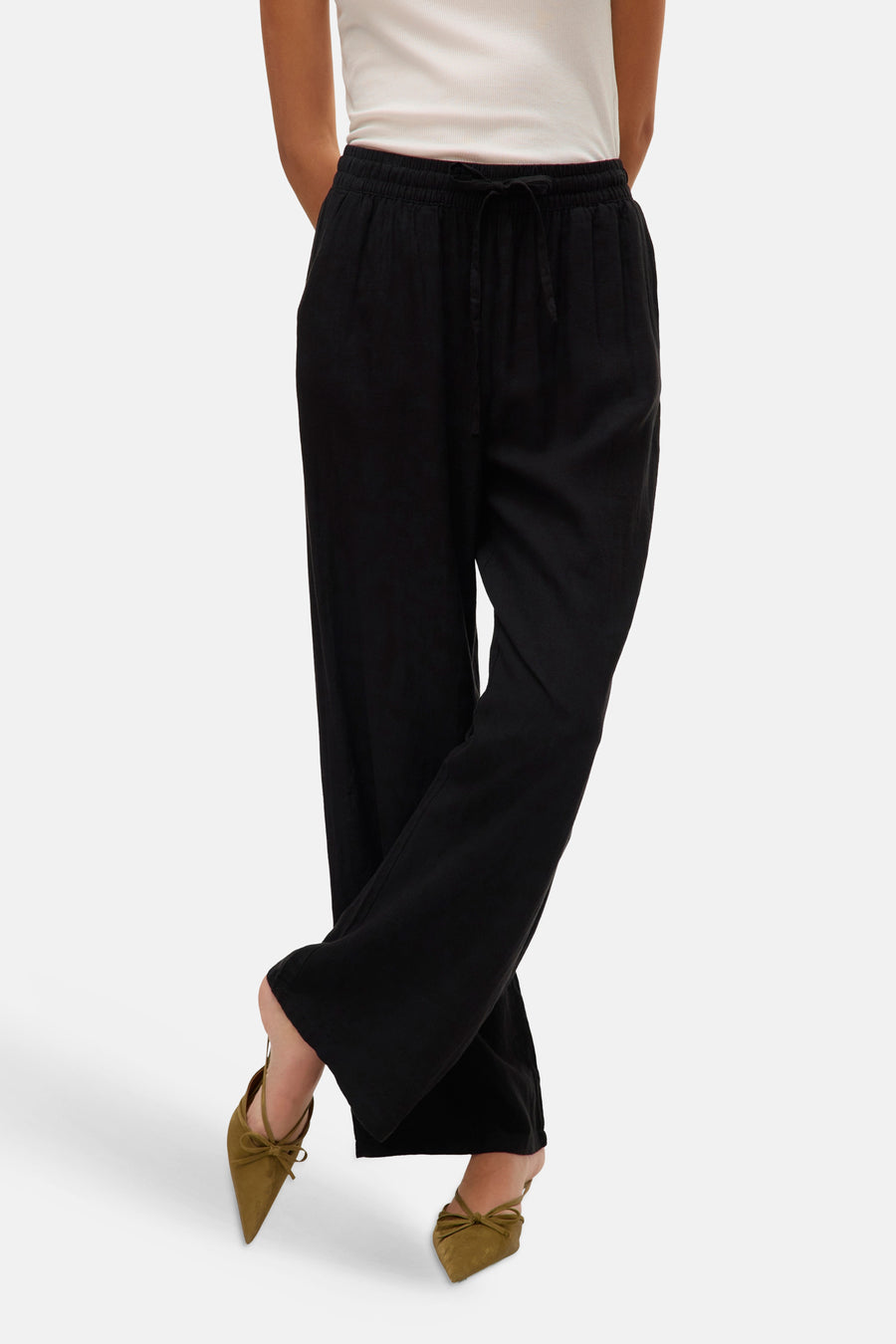Pantalon noir VERO MODA®, avec cordon de serrage et assorti à des mules vert olive.