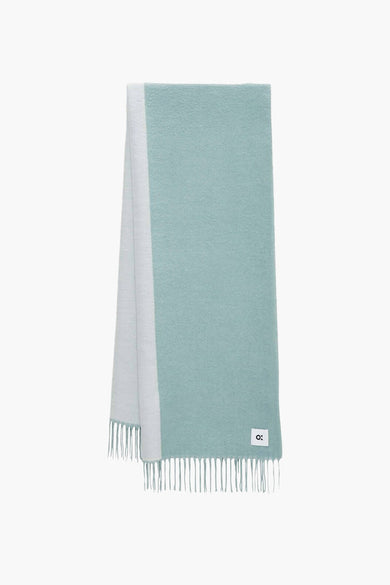 Châle d'hiver bleu OP OPUS avec des extr blanc et et franges.