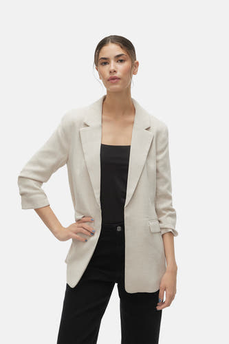 Blazer écru de VERO MODA® avec tissu texturé, manches 3/4 retroussées et deux poches plaquées.