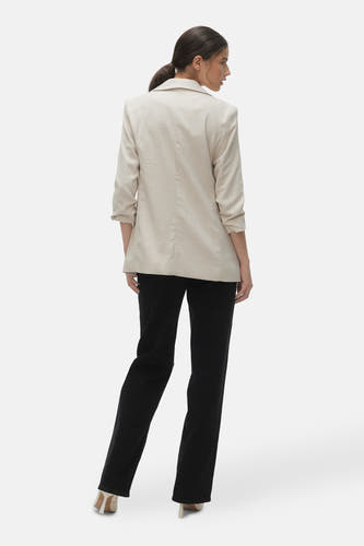 Ecru blazer van VERO MODA®, gezien van achteren, gecombineerd met zwarte pantalon en hakken.
