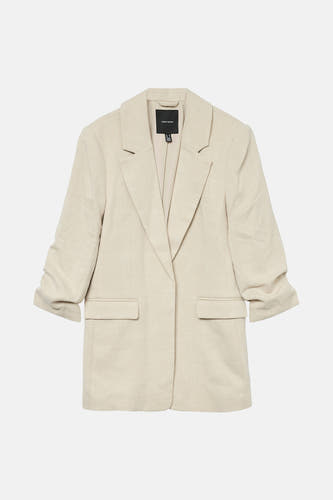 Blazer écru de VERO MODA, avec des manches longues et des poches à l'avant.