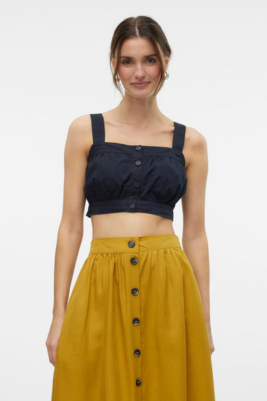 Blouse noire de VERO MODA, avec fermeture à boutons devant et larges bretelles.