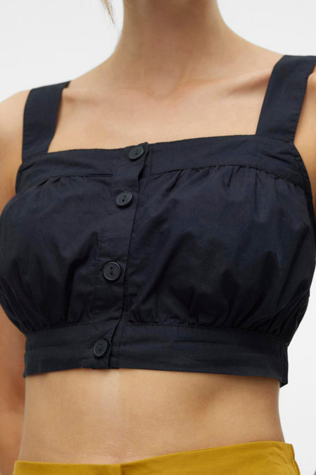 Zwarte blouse van VERO MODA, met knoopsluiting aan de voorkant en brede bandjes.